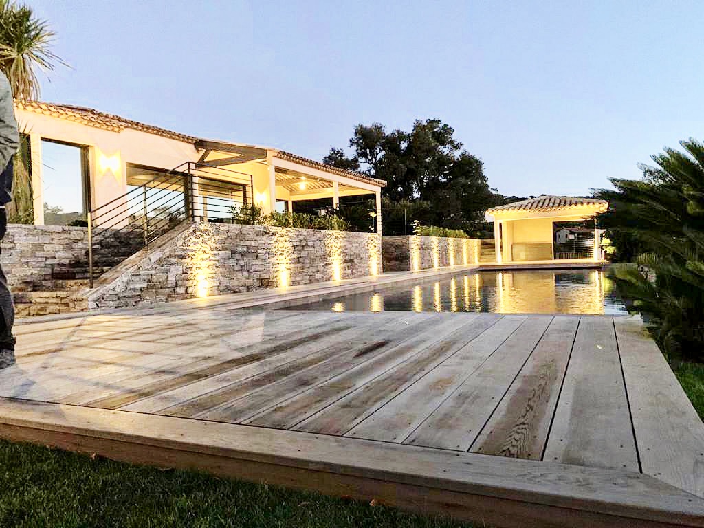 Villa et piscine à la tombée de la nuit — Sainte-Maxime, par B.V.E électricien