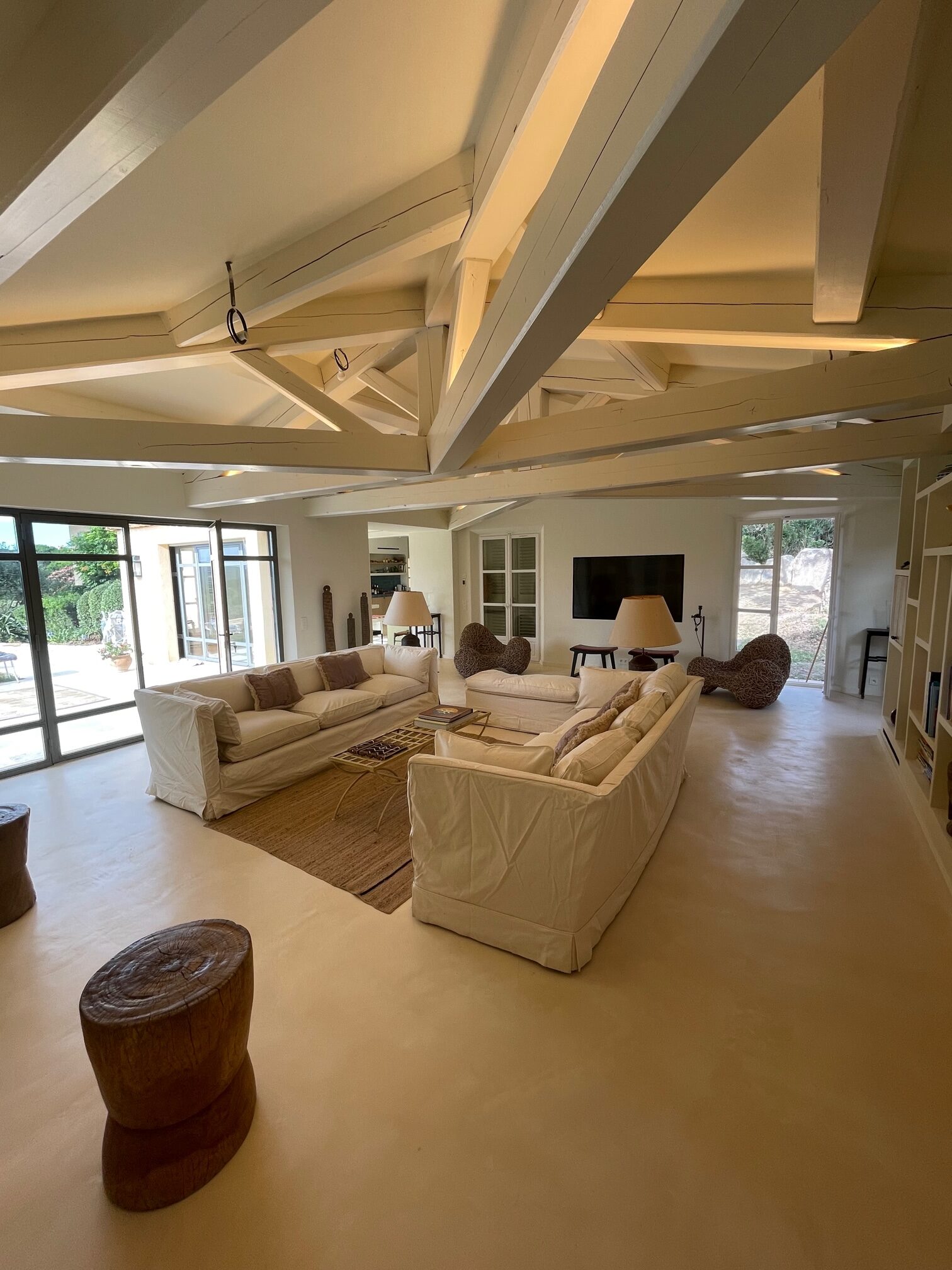 Intérieur contemporain — Saint-Tropez, par B.V.E électricien