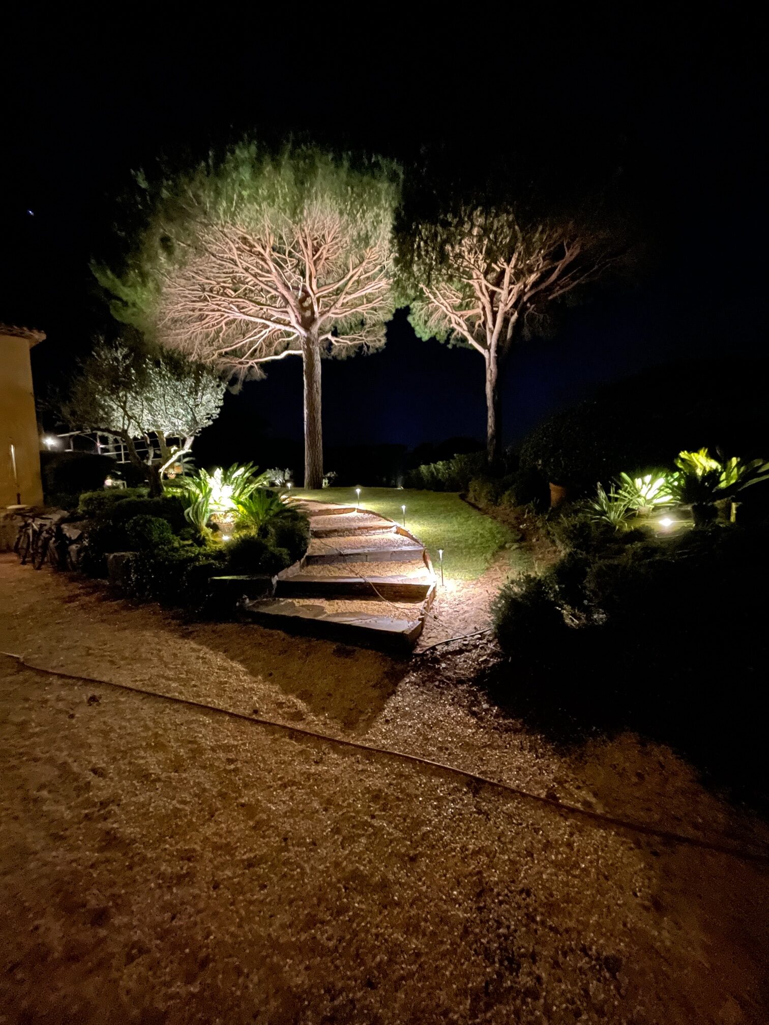 Mise en lumière des jardins — Saint-Tropez, par B.V.E électricien