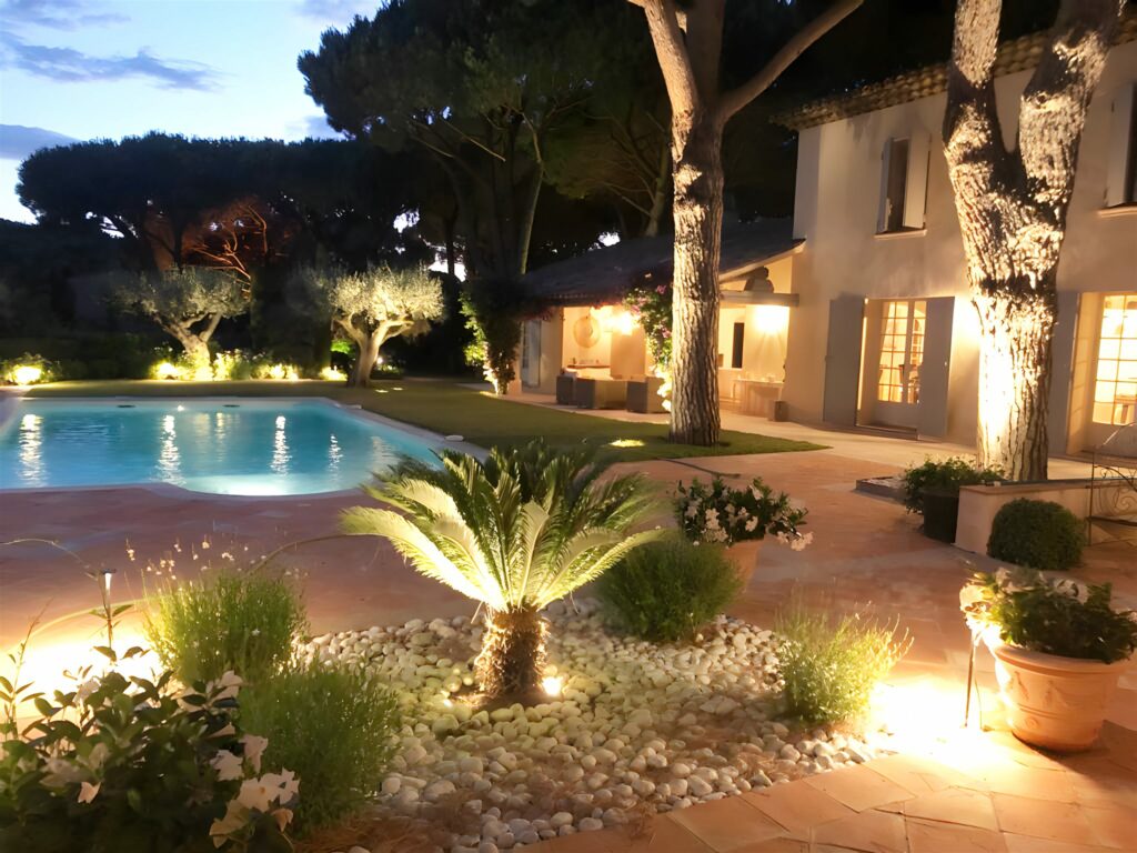 Façade illuminée — Ramatuelle, par B.V.E électricien