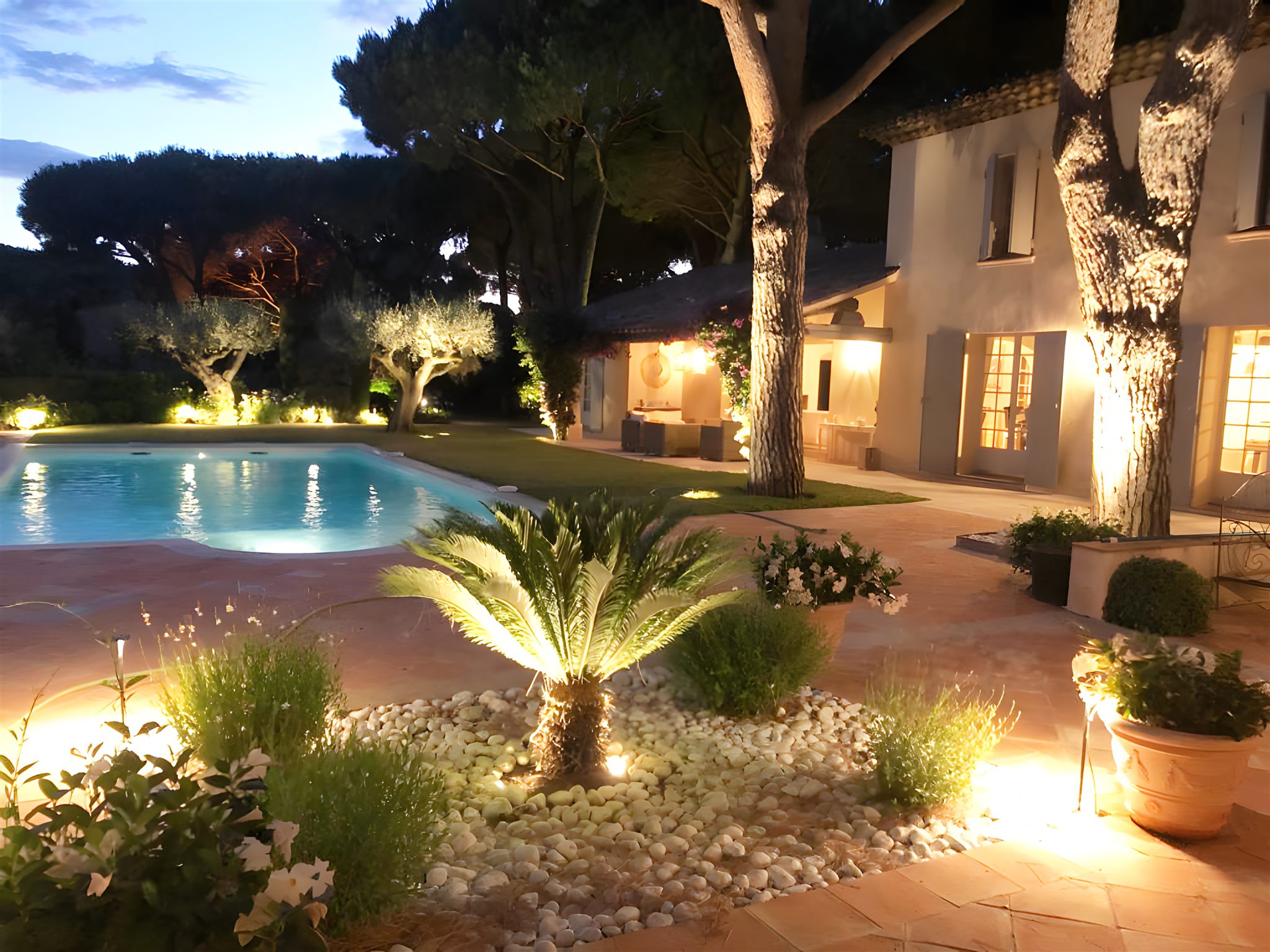 Façade illuminée — Ramatuelle, par B.V.E électricien