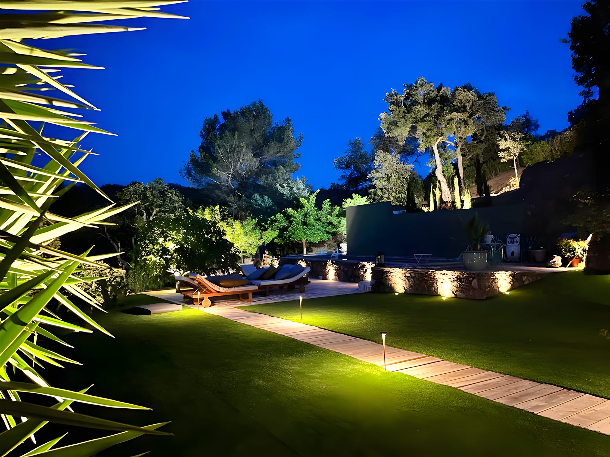 Éclairage nocturne d'une piscine dans le Golfe de Saint-Tropez