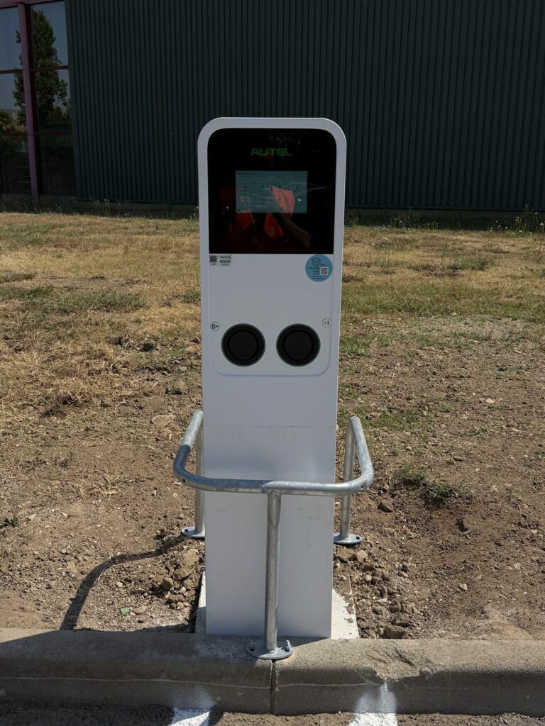 Borne Autel double 22 kW sur le parking de Lapp Muller — Grimaud, par F.B.E France Borne Électrique
