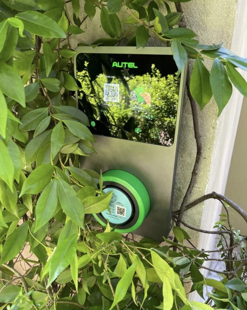 Borne murale Autel fondue dans le jasmin — Golfe de Saint-Tropez, par F.B.E France Borne Électrique