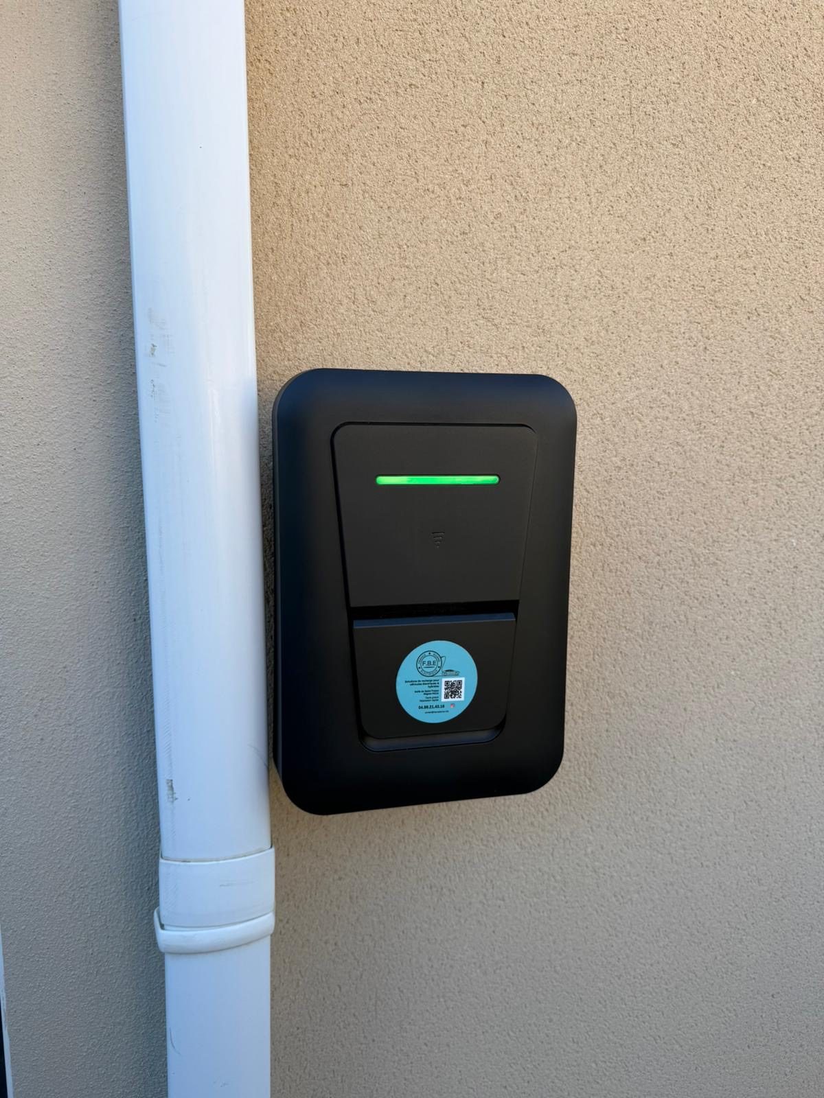Borne Hager Witty sur façade crépie, chez un particulier — Golfe de Saint-Tropez, par F.B.E France Borne Électrique