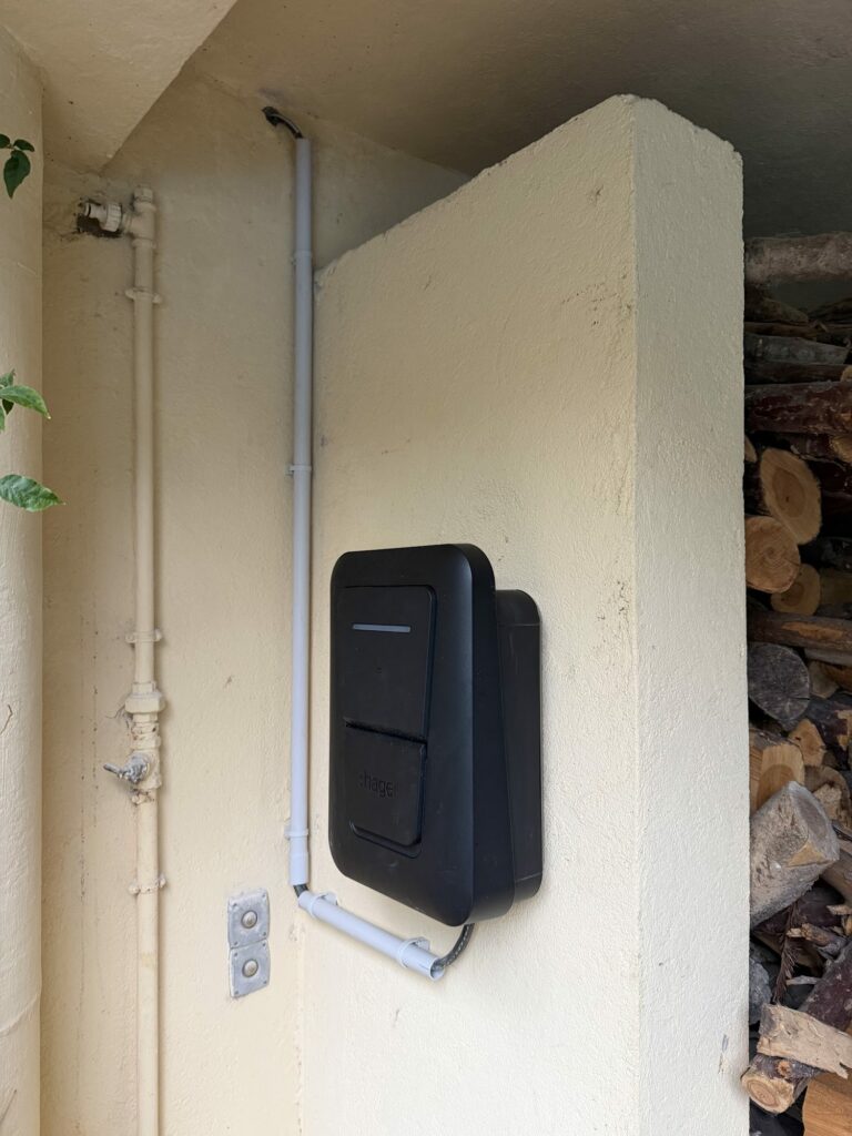 Borne Hager Witty murale chez un particulier — Golfe de Saint-Tropez, par F.B.E France Borne Électrique