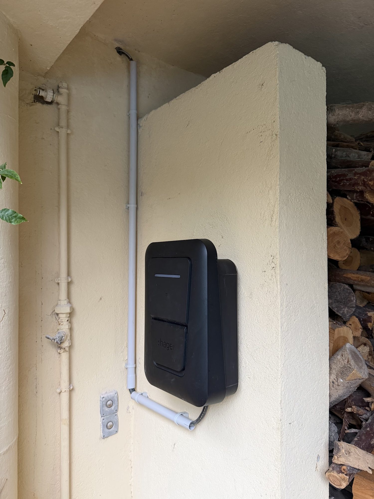 Borne Hager Witty murale chez un particulier — Golfe de Saint-Tropez, par F.B.E France Borne Électrique