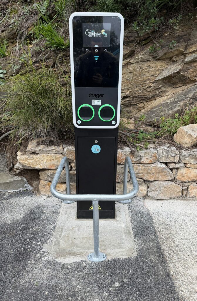 Borne Hager Witty Park deux prises au Camping Cros de Mouton — Cavalaire-sur-Mer, par F.B.E France Borne Électrique