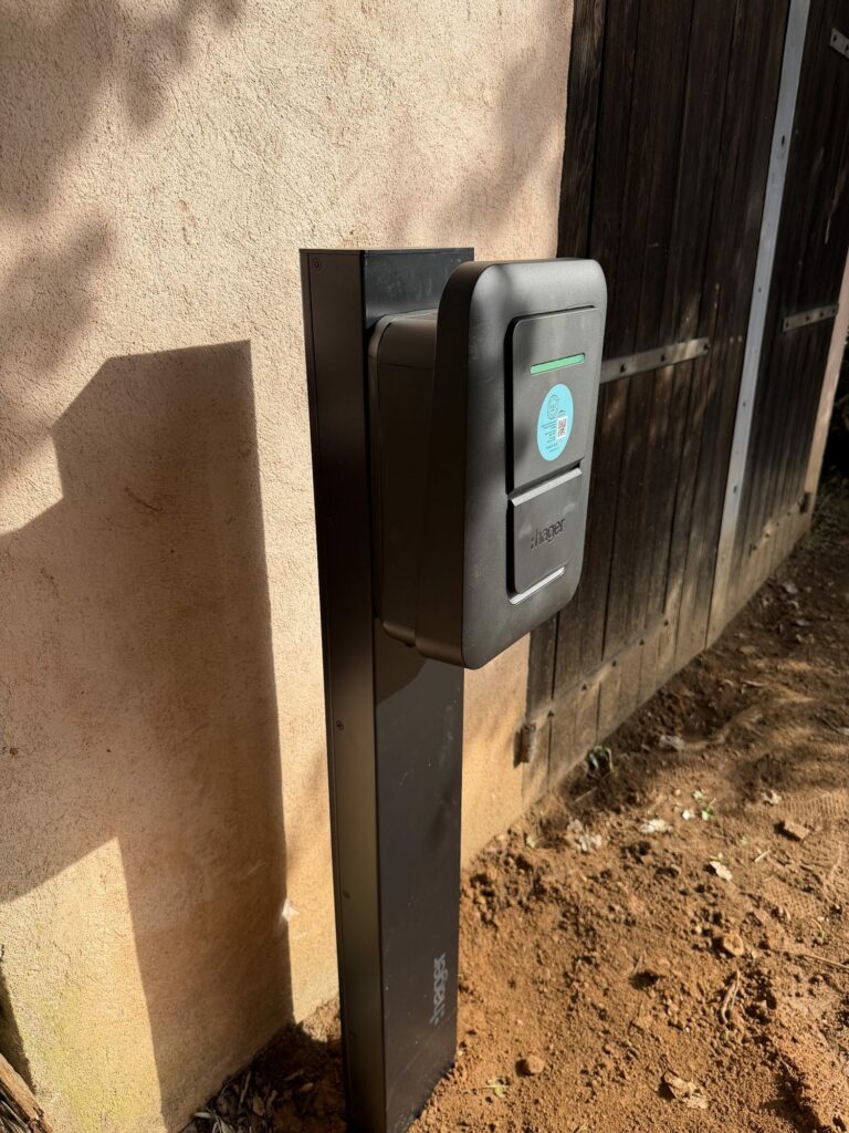 Borne Hager Witty sur pied devant une façade — Golfe de Saint-Tropez, par F.B.E France Borne Électrique