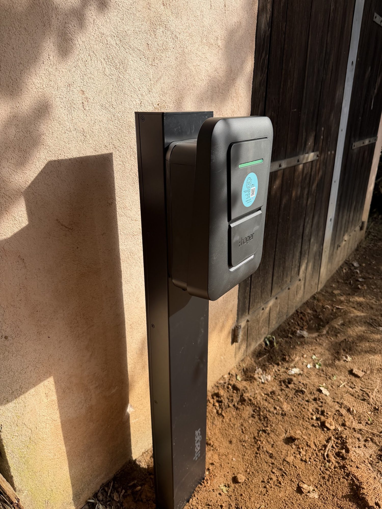 Borne Hager Witty sur pied devant une façade — Golfe de Saint-Tropez, par F.B.E France Borne Électrique