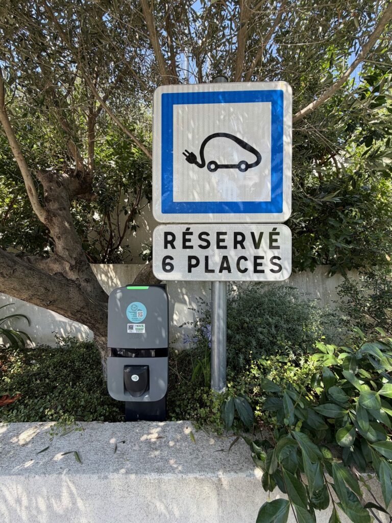Borne Peblar et places réservées aux véhicules électriques — Golfe de Saint-Tropez, par F.B.E France Borne Électrique