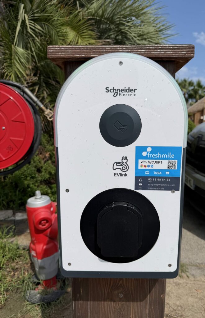 Borne Schneider EVlink en accès public sur le réseau Freshmile, Camping Toison d'Or — Ramatuelle, par F.B.E France Borne Électrique