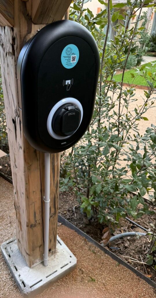 Borne Vestel sur poteau bois dans un jardin — Golfe de Saint-Tropez, par F.B.E France Borne Électrique