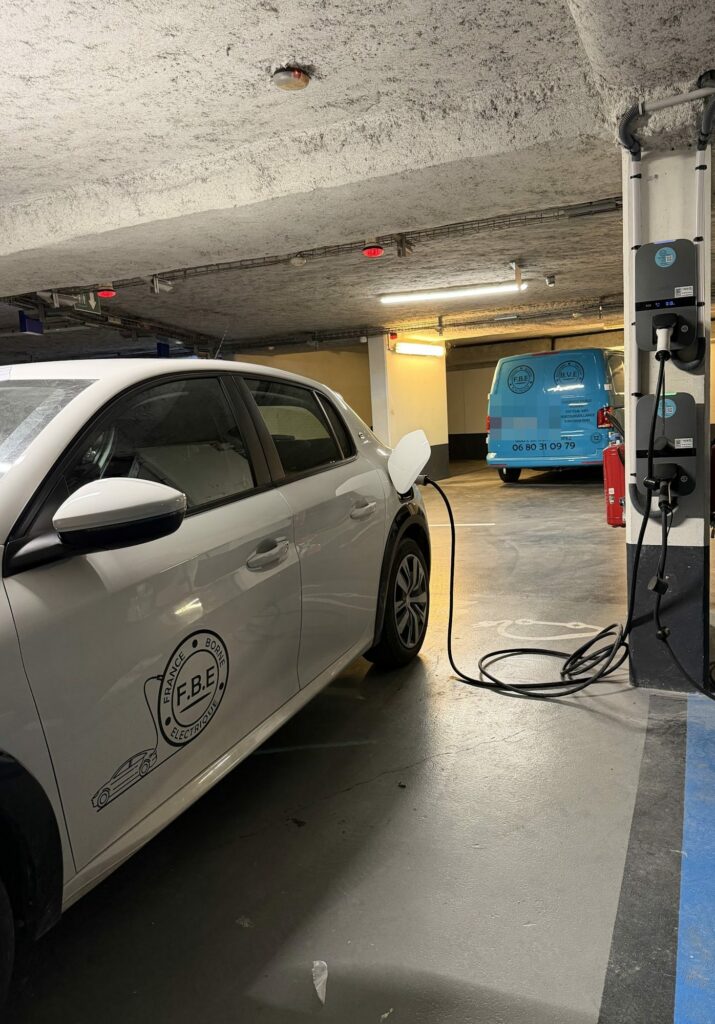Recharge en cours sur bornes Peblar, parking de l'Hôtel de Paris — Saint-Tropez, par F.B.E France Borne Électrique