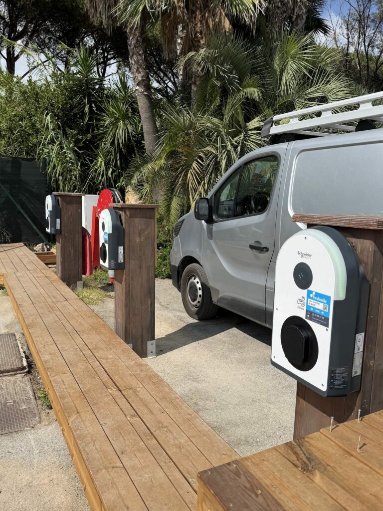 Deux bornes Schneider EVlink sur poteaux bois au Camping Toison d'Or — Ramatuelle, par F.B.E France Borne Électrique