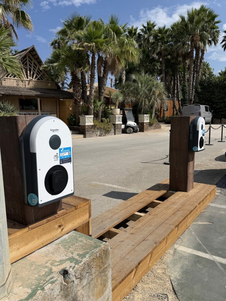 Bornes Schneider EVlink en service sous les palmiers, Camping Toison d'Or — Ramatuelle, par F.B.E France Borne Électrique