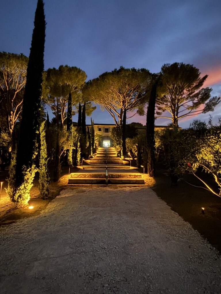 Allée de cyprès et escalier de pierre à la tombée de la nuit — Golfe de Saint-Tropez, par B.V.E électricien