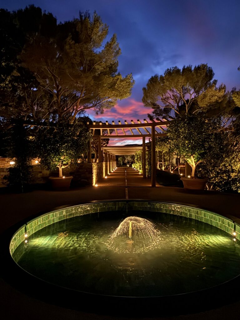Bassin et fontaine sous la pergola, au crépuscule — Golfe de Saint-Tropez, par B.V.E électricien