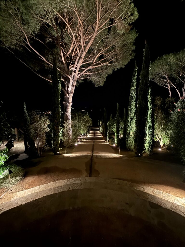 Esplanade, cyprès et pin parasol de nuit — Golfe de Saint-Tropez, par B.V.E électricien