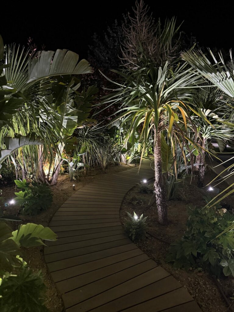 Jardin exotique, cheminement en bois balisé — Golfe de Saint-Tropez, par B.V.E électricien