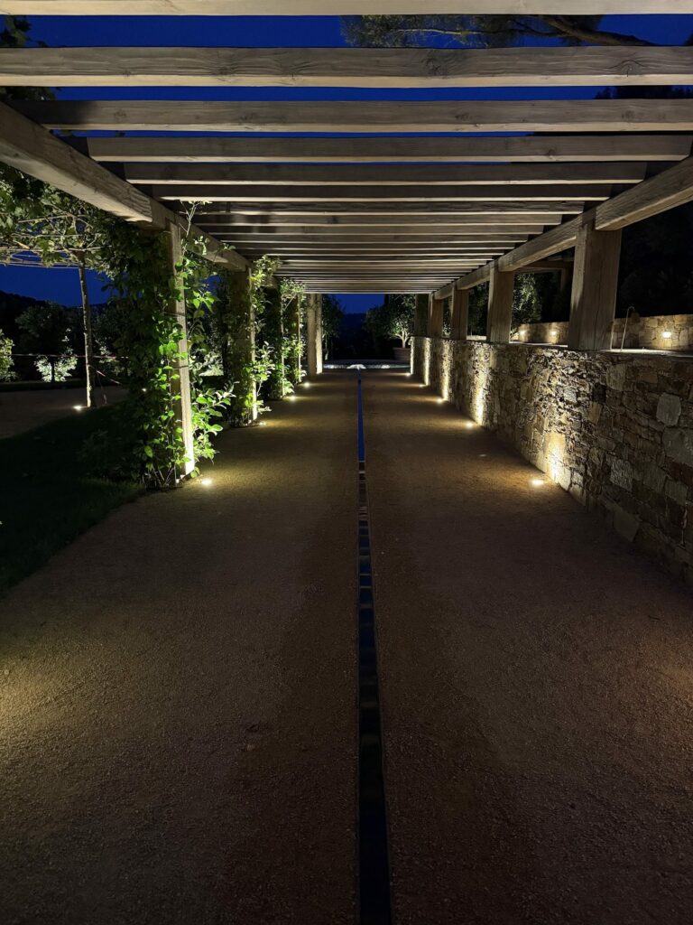 Pergola et canal d'eau, mur de pierres en lumière — Golfe de Saint-Tropez, par B.V.E électricien