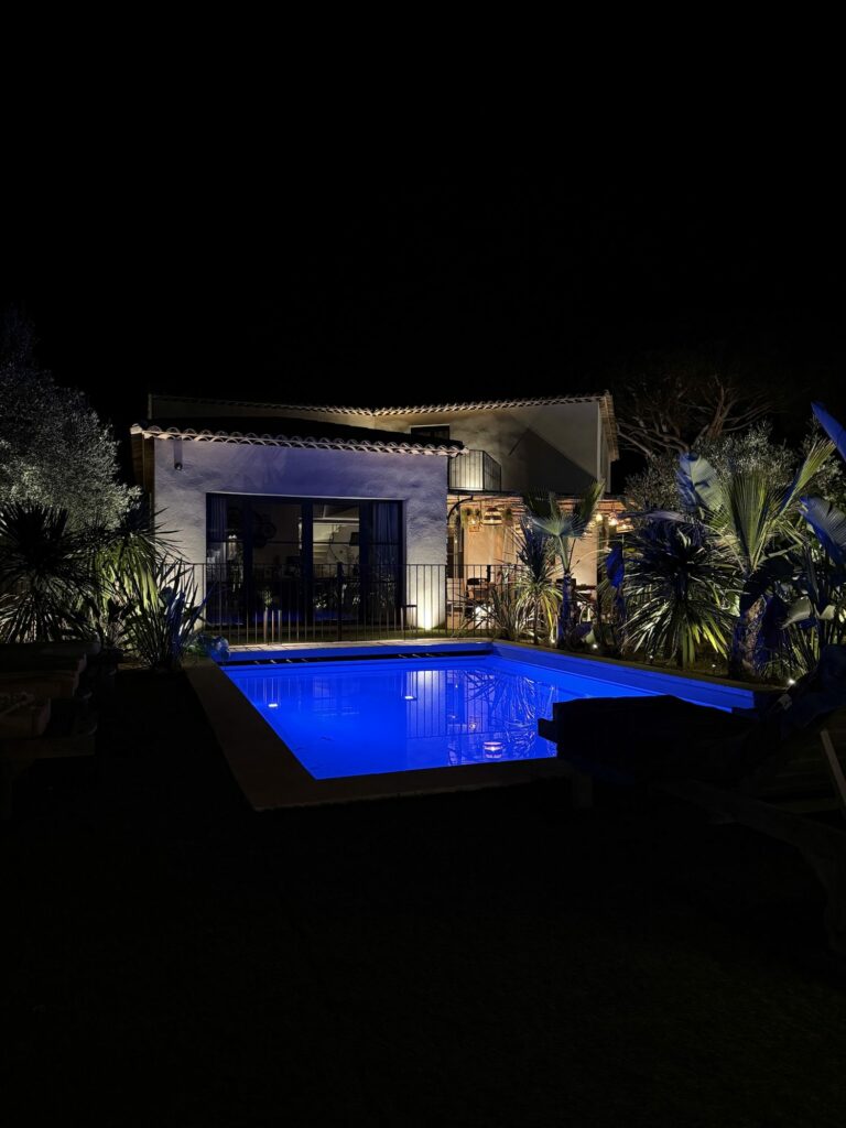Piscine et villa de nuit, palmiers en lumière — Golfe de Saint-Tropez, par B.V.E électricien
