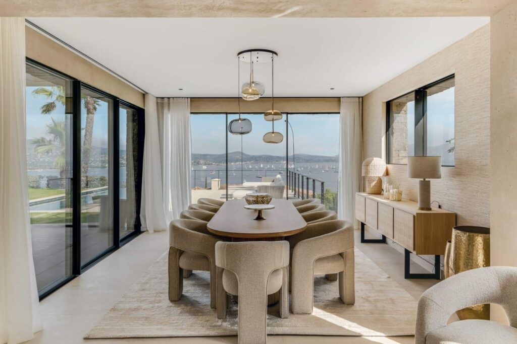 Salle à manger sur le golfe, suspensions en verre soufflé — Golfe de Saint-Tropez, par B.V.E électricien