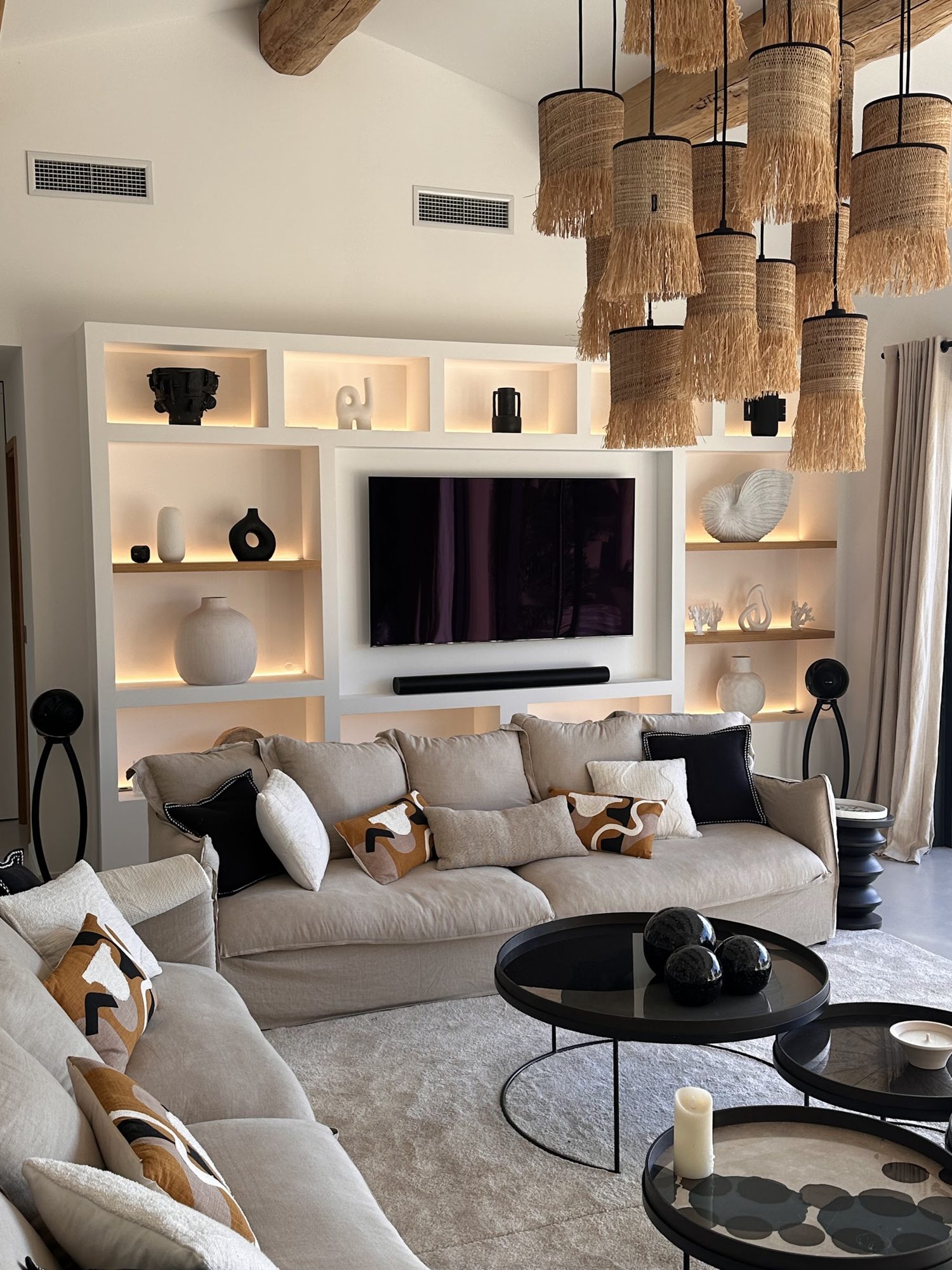 Salon : niches rétroéclairées et suspensions en raphia — Golfe de Saint-Tropez, par B.V.E électricien