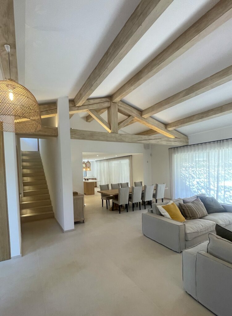 Séjour à poutres apparentes, escalier et suspension en rotin — Golfe de Saint-Tropez, par B.V.E électricien