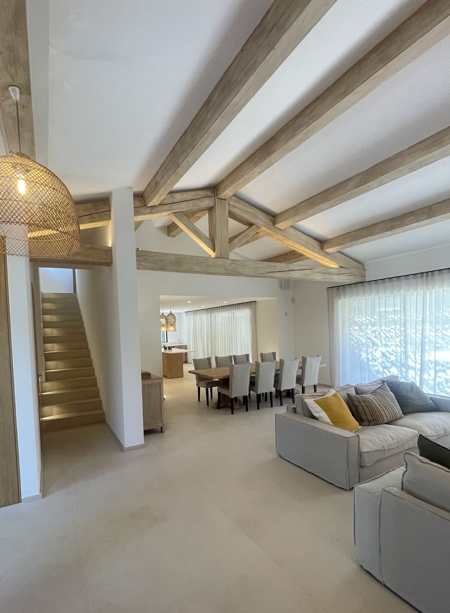 Séjour à poutres apparentes, escalier et suspension en rotin — Golfe de Saint-Tropez, par B.V.E électricien