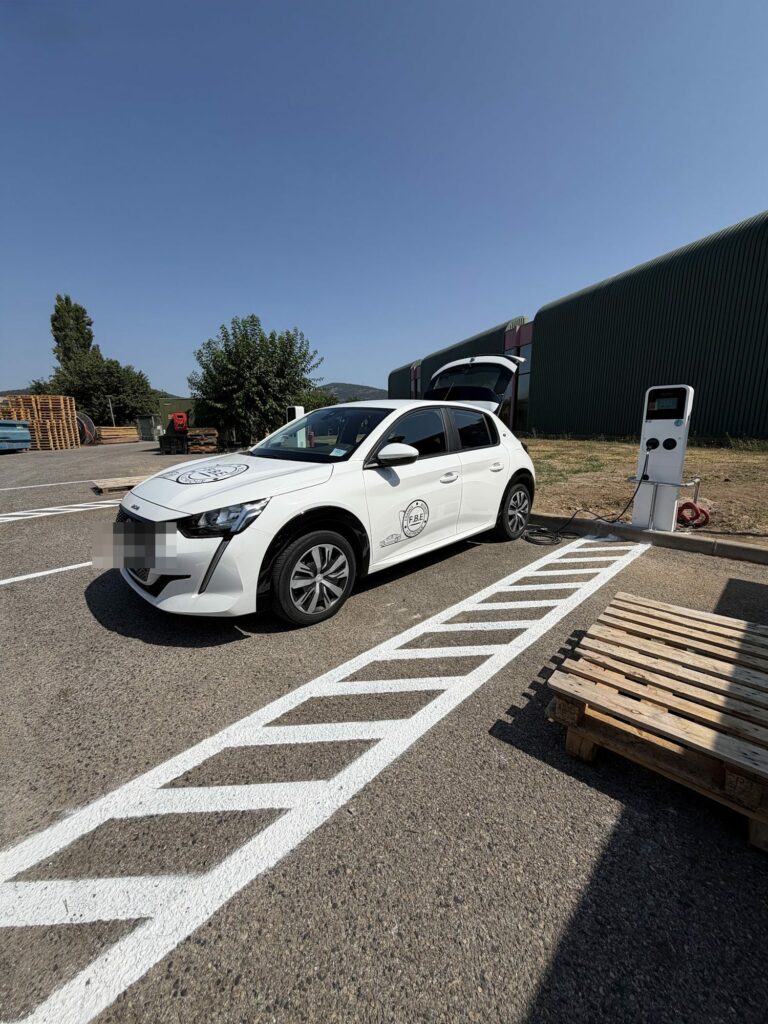 Véhicule F.B.E en charge sur borne Autel, parking de Lapp Muller — Grimaud, par F.B.E France Borne Électrique